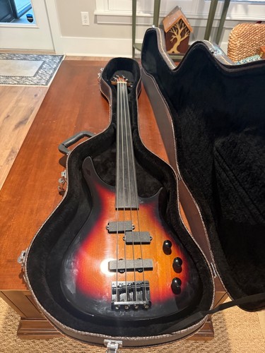 Stagg fretless bass - bass, guitar