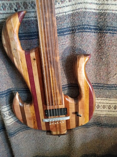 Right hand fretless bass - fretless, 6